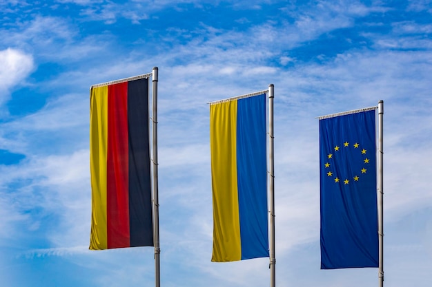 Bandera de europa, alemania y ucrania contra el cielo
