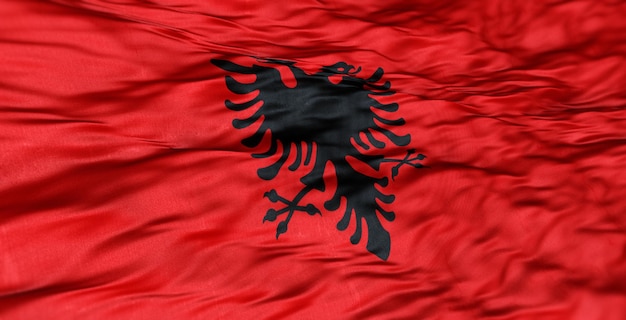 La bandera europea del país de Albania es ondulada.