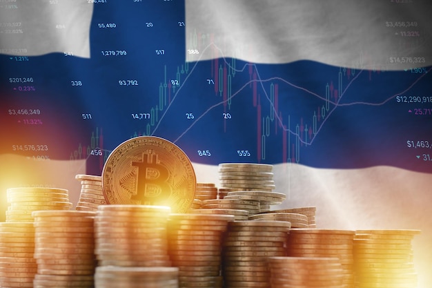 Foto bandera de finlandia y gran cantidad de monedas de bitcoin doradas y gráfico de plataforma de negociación moneda criptográfica