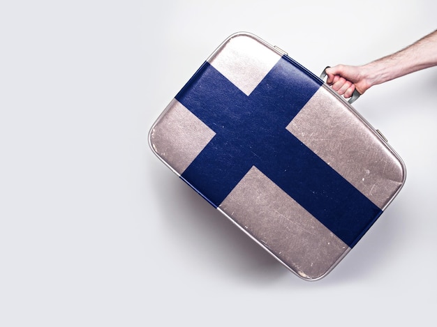 Bandera de Finlandia en una maleta de cuero vintage