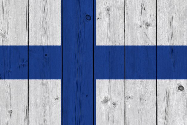 Bandera de Finlandia pintada en tablón de madera antiguo