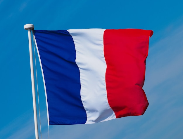 Bandera francesa de Francia sobre el cielo azul