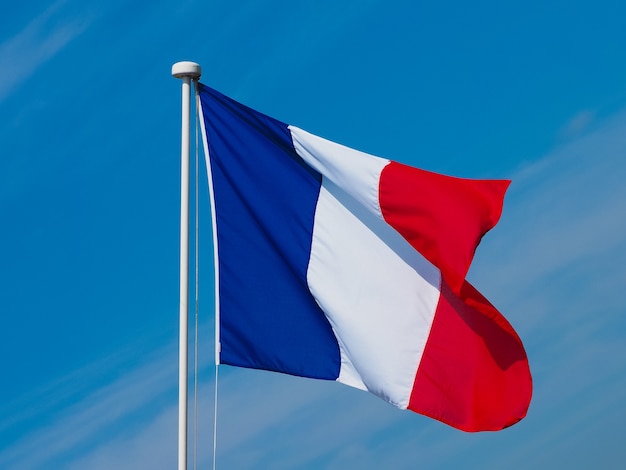 Bandera francesa de Francia sobre el cielo azul