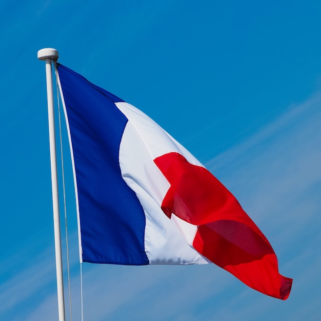 Bandera francesa de Francia sobre el cielo azul