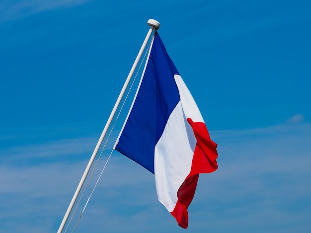 Bandera francesa de Francia sobre el cielo azul