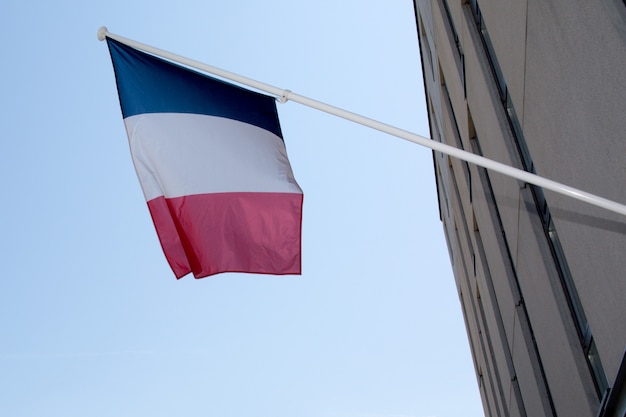 Una bandera francesa ondeando sobre un cielo azul