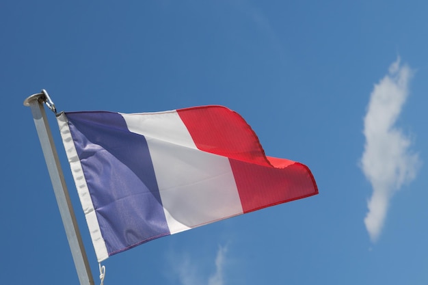 La bandera francesa sobre un cielo azul