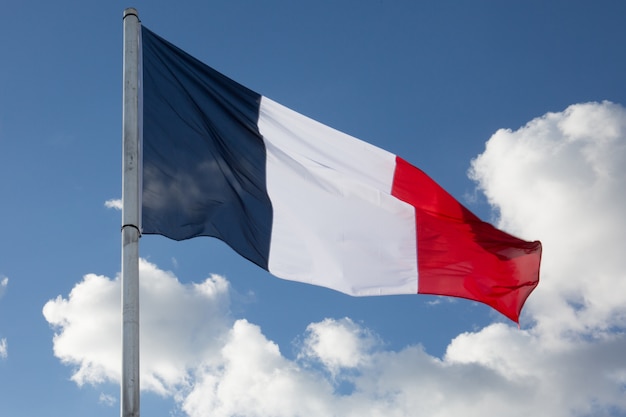 Bandera de Francia, ondeando en el viento, en el cielo