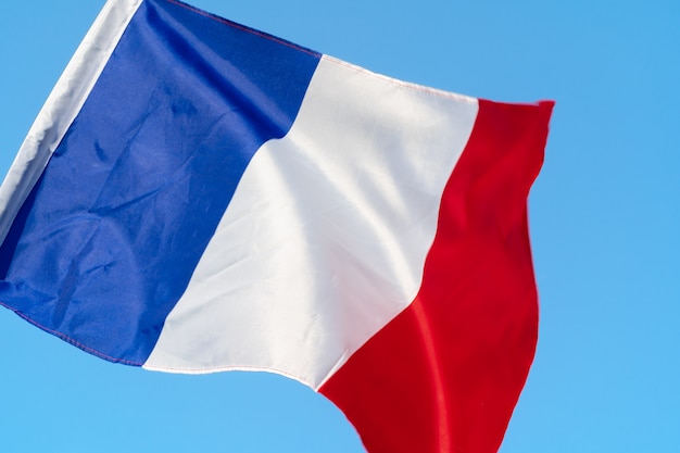 Foto bandera de francia ondeando en el viento en el cielo