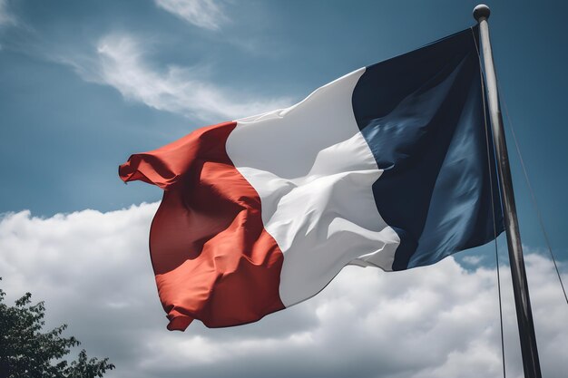 Bandera de Francia ondeando en el viento contra el cielo azul con nubes blancas