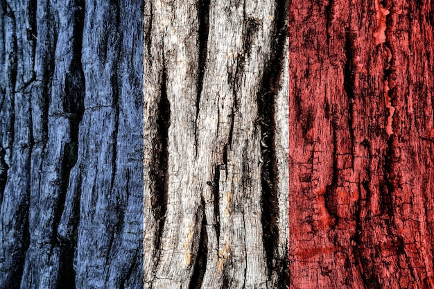 Bandera de Francia pintada en una vieja superficie de madera decrépita