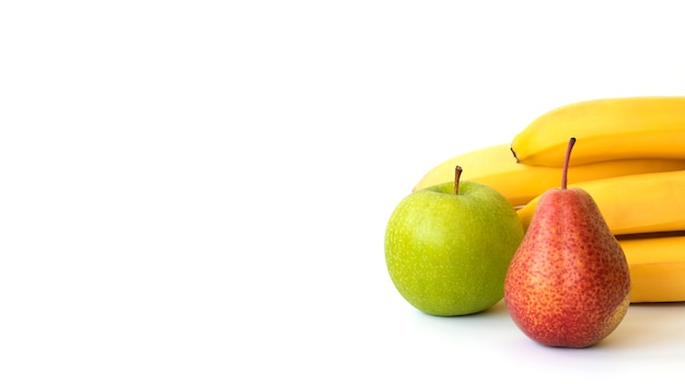 Bandera. Frutas: plátano, manzana y pera, aisladas sobre una superficie blanca. Copie el espacio.