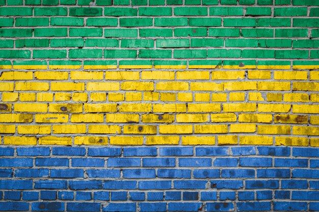 Bandera de Gabón en una pared de ladrillos