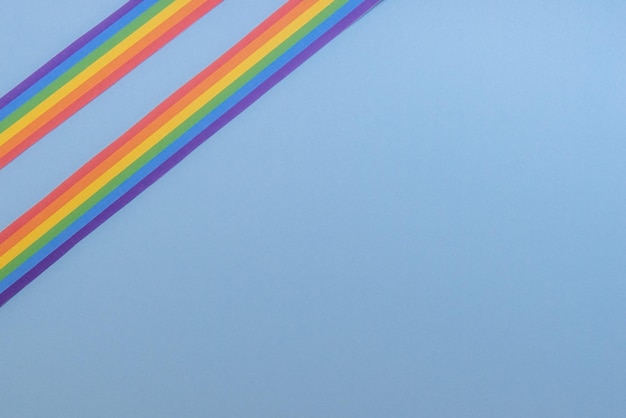 Foto bandera gay lgbt con fondo azul