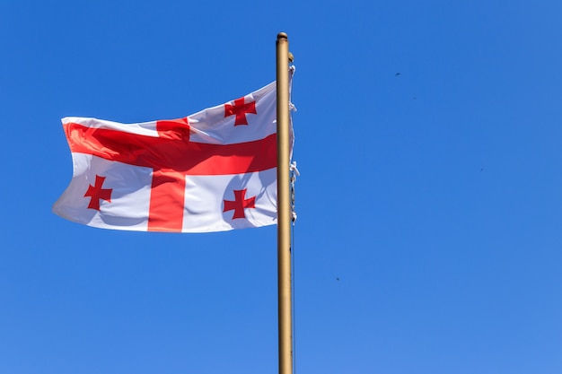 Bandera de Georgia contra el cielo azul