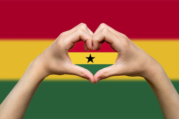 Foto bandera de ghana con dos manos forma de corazón patriotismo y nacionalismo idea expresar amor o afecto