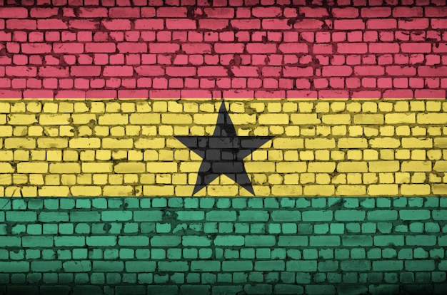 La bandera de Ghana está pintada en una vieja pared de ladrillos