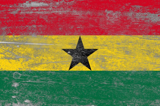 Foto bandera de ghana pintada sobre un fondo de madera antiguo dañado