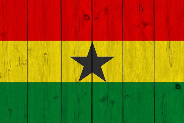 Foto bandera de ghana pintada sobre tabla de madera vieja