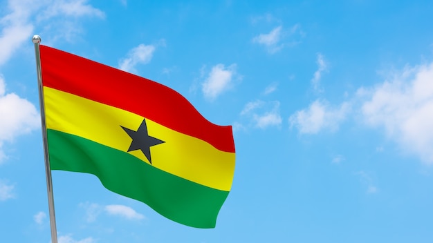Bandera de Ghana en la pole. Cielo azul. Bandera nacional de ghana