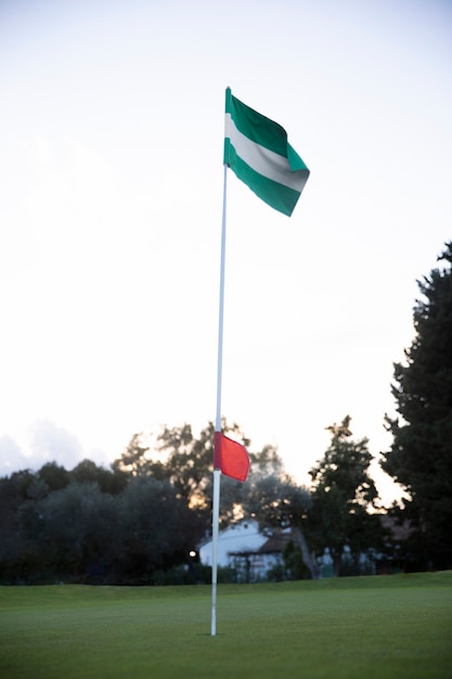 Bandera de golf ondeando en el campo de golf