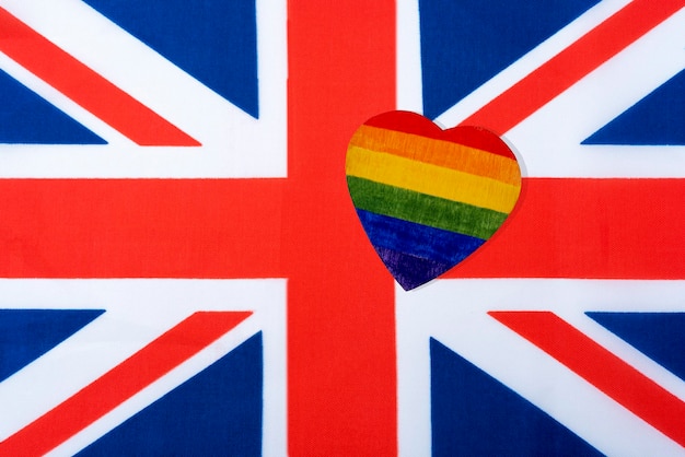 La bandera de Gran Bretaña y el corazón en forma de bandera LGBT