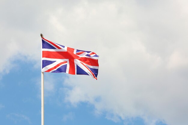 Foto bandera de gran bretaña sobre fondo de cielo