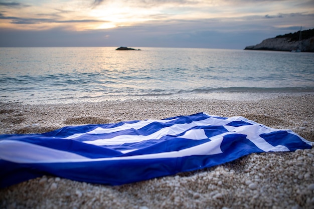 Bandera de Grecia en la playa del mar