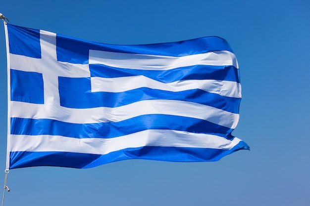 Bandera de Grecia - Primer plano de ondear la bandera griega contra el cielo azul