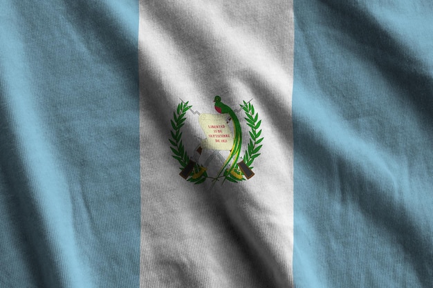 Bandera de Guatemala con grandes pliegues ondeando de cerca bajo la luz del estudio en el interior Los símbolos y colores oficiales en la pancarta