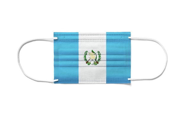Bandera de Guatemala en una mascarilla quirúrgica desechable. Superficie blanca aislada