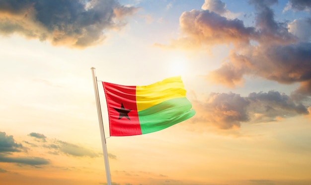 La bandera de Guinea-Bissau ondeando en el cielo