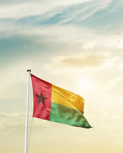 La bandera de Guinea-Bissau ondeando en el cielo