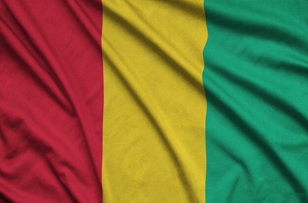 Bandera de Guinea con muchos pliegues.