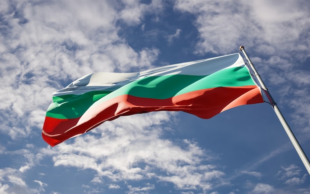 Bandera del hermoso estado nacional de Bulgaria ondeando en el fondo del cielo.