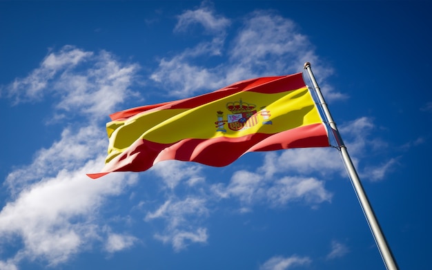 Bandera del hermoso estado nacional de España ondeando