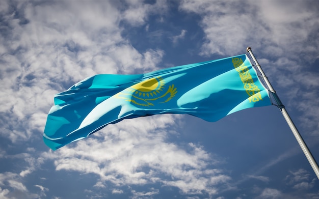 Bandera del hermoso estado nacional de Kazajstán ondeando