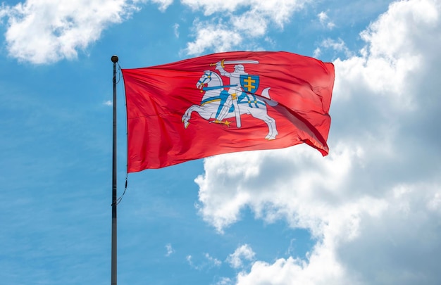 Bandera histórica del estado de Lituania bandera roja de Vytis frente al cielo azul