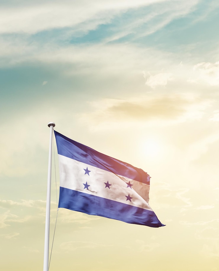 Foto bandera de honduras ondeando con el mástil