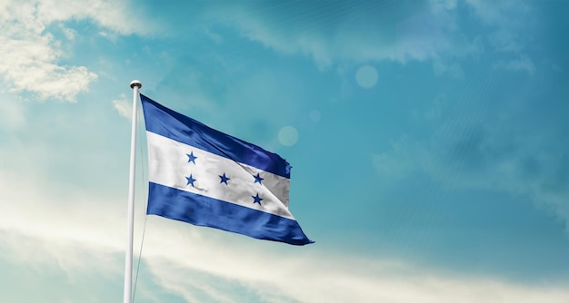 bandera de Honduras ondeando con el mástil