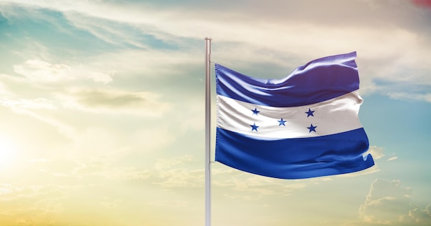 bandera de Honduras ondeando con el mástil