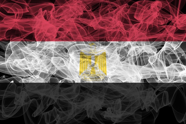 Bandera de humo de Egipto sobre fondo negro Bandera de Egipto