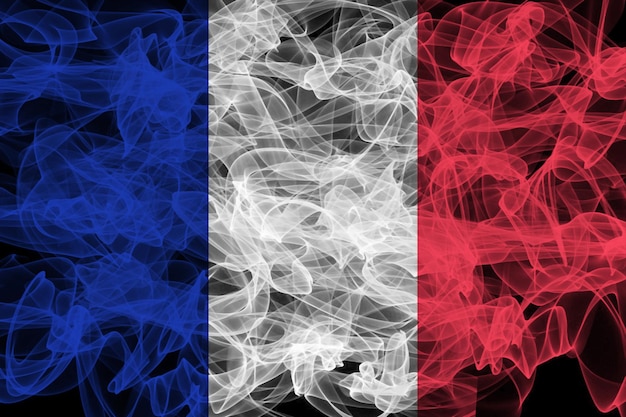 Bandera de humo de Francia sobre fondo negro Bandera de Francia