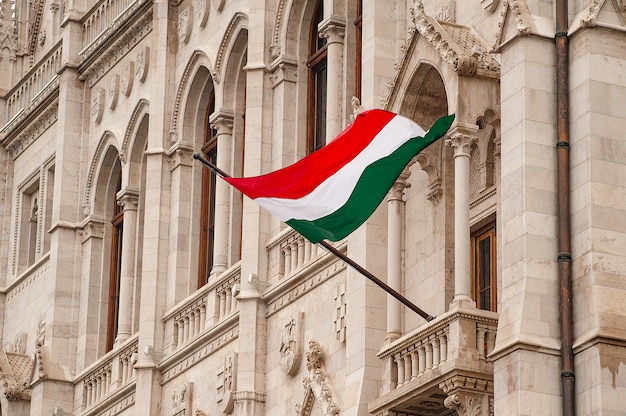 Bandera de Hungría en el edificio del Parlamento en Budapest