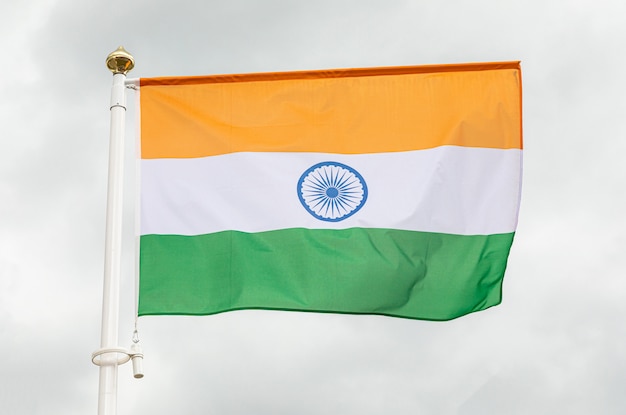 Bandera de la India contra el cielo blanco nublado