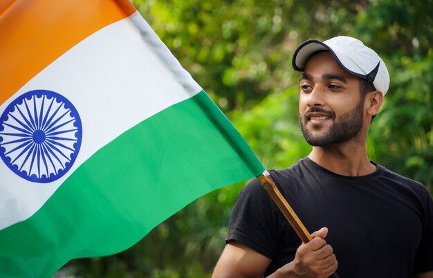 La bandera de la India es ondeada por un hombre que celebra el éxito