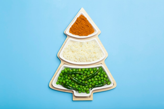 Bandera india en la forma de un árbol de navidad de año nuevo hecho de fondo de alimentos arroz basmati curry g ...