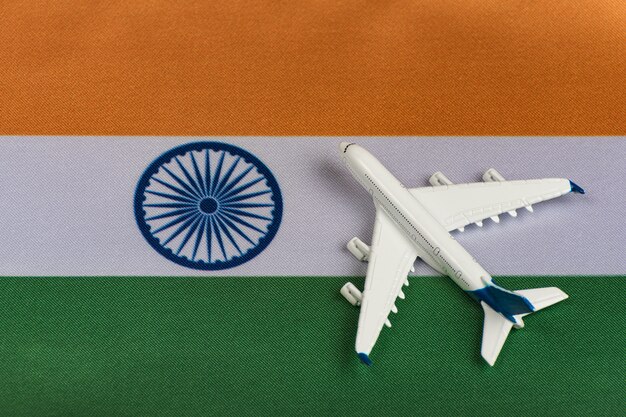 Bandera de la India y modelo de avión.