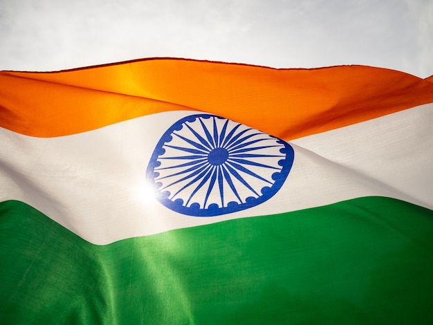 Foto la bandera india ondulada en el cielo del atardecer. día de la independencia india.