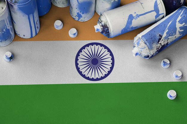 Bandera de India y pocas latas de aerosol usadas para pintar graffiti Concepto de cultura de arte callejero